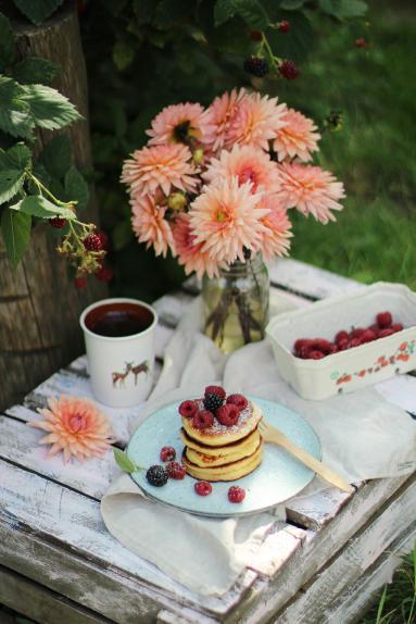 Zdjęcie - Malinowe racuszki na jogurcie - Przepisy kulinarne ze zdjęciami