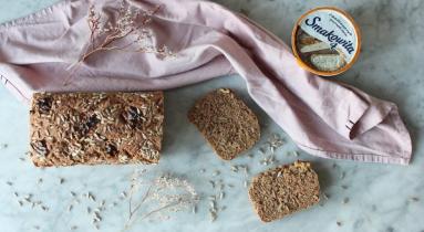 Zdjęcie - Chleb z samopszy z orzechami i słonecznikiem - Przepisy kulinarne ze zdjęciami