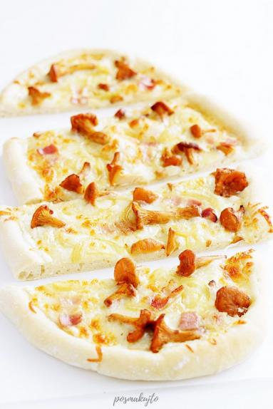Zdjęcie - Biała pizza z kurkami, boczkiem i cebulą - Przepisy kulinarne ze zdjęciami