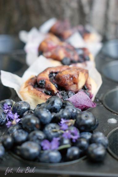 Zdjęcie - Blueberry cinnamon rolls - Cynamonowe bułeczki z borówkami - Przepisy kulinarne ze zdjęciami