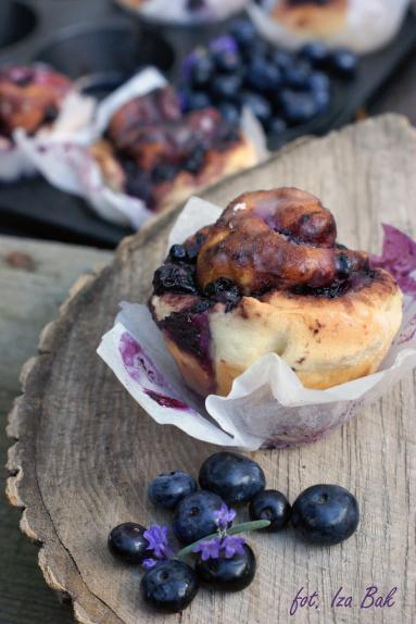 Zdjęcie - Blueberry cinnamon rolls - Cynamonowe bułeczki z borówkami - Przepisy kulinarne ze zdjęciami