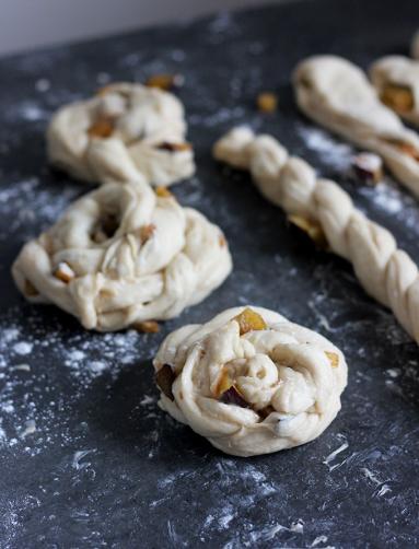 Zdjęcie - Cynamonowe ślimaki ze śliwkami - Przepisy kulinarne ze zdjęciami