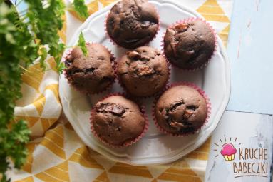 Zdjęcie - Muffiny z kremem czekoladowym i śliwkami - Przepisy kulinarne ze zdjęciami
