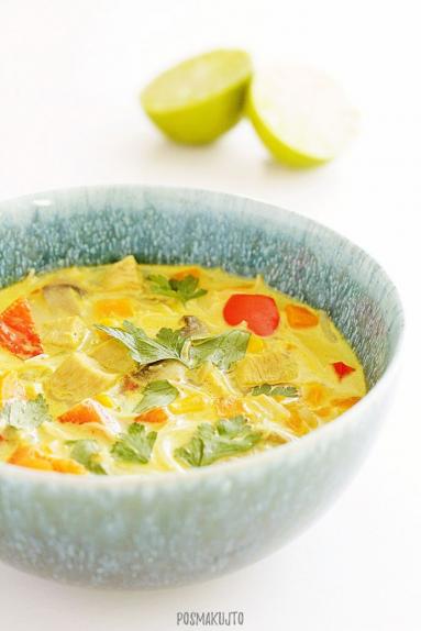 Zdjęcie - Zupa tajska z kurczakiem i warzywami - Przepisy kulinarne ze zdjęciami