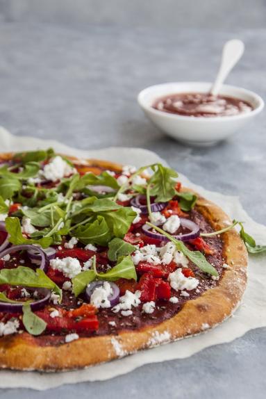 Zdjęcie - Pizza z dyni z pieczoną papryką, fetą i rukolą - Przepisy kulinarne ze zdjęciami