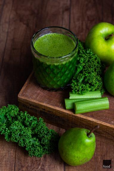 Zdjęcie - Zielony sok z jarmużu, selera, jabłka i gruszki - Przepisy kulinarne ze zdjęciami