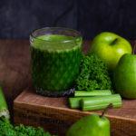 Zdjęcie - Zielony sok z jarmużu, selera, jabłka i gruszki - Przepisy kulinarne ze zdjęciami