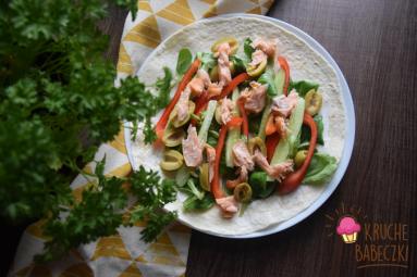 Zdjęcie - Tortilla z łososiem i warzywami - Przepisy kulinarne ze zdjęciami