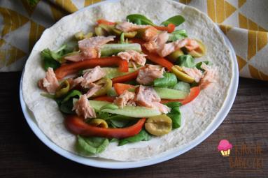 Zdjęcie - Tortilla z łososiem i warzywami - Przepisy kulinarne ze zdjęciami