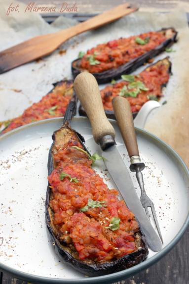 Zdjęcie - Bakłażany pieczone z soczewicą i pomidorami - Przepisy kulinarne ze zdjęciami