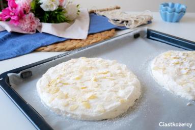 Zdjęcie - Dacquoise (dakłas) – francuski tort bezowy - Przepisy kulinarne ze zdjęciami