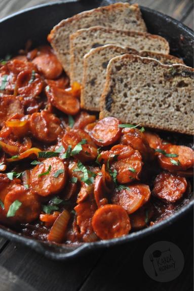 Zdjęcie: Kiełbasa smażona z cebulą w sosie pomidorowym Zdjęcie - Kiełbasa smażona z cebulą w sosie pomidorowym - Przepisy kulinarne ze zdjęciami