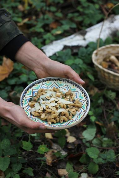 Zdjęcie - Makaron z grzybami i masłem orzechowym - Przepisy kulinarne ze zdjęciami