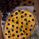 Zdjęcie - Foccacia z winogronami i rozmarynem - Przepisy kulinarne ze zdjęciami