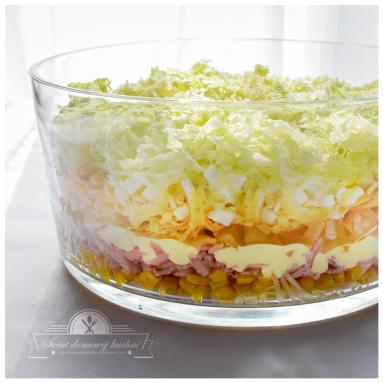 Zdjęcie - Sałatka warstwowa z szynką, jajkiem i serem żółtym - Przepisy kulinarne ze zdjęciami