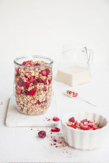 Zdjęcie: Granola z truskawkami i malinami Zdjęcie - Granola z truskawkami i malinami - Przepisy kulinarne ze zdjęciami