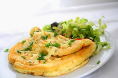 Zdjęcie - Puszysty omlet z oscypkiem i szczypiorkiem - Przepisy kulinarne ze zdjęciami