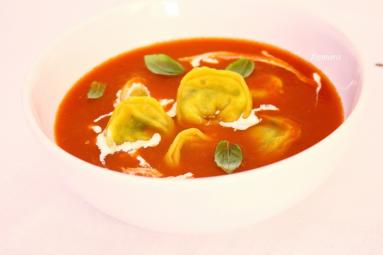 Zdjęcie - Zupa pomidorowa z uszkami nadziewanymi cukinią i fetą - Przepisy kulinarne ze zdjęciami