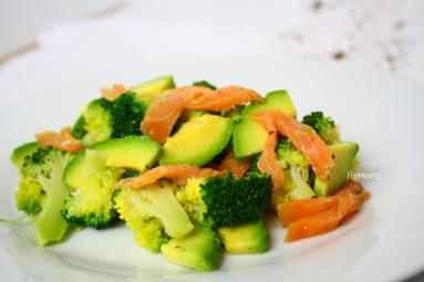 Zdjęcie - Sałatka z awokado, brokułu i łososia wędzonego - Przepisy kulinarne ze zdjęciami