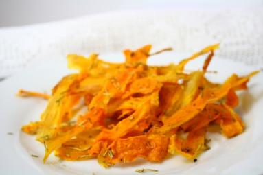 Zdjęcie - Chipsy marchewkowe z rozmarynem - Przepisy kulinarne ze zdjęciami