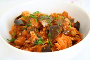 Zdjęcie - Bigos z kapusty włoskiej i bakłażana - Przepisy kulinarne ze zdjęciami