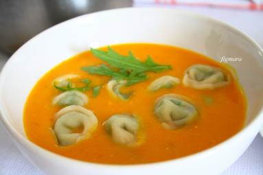Zdjęcie - Zupa dyniowa z  tortellini - Przepisy kulinarne ze zdjęciami
