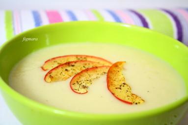 Zdjęcie - Zupa z białych warzyw ze smażonym jabłkiem - Przepisy kulinarne ze zdjęciami