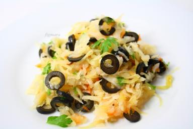 Zdjęcie - Kapusta kiszona z czarnymi oliwkami - Przepisy kulinarne ze zdjęciami