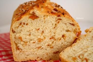 Zdjęcie - Pszenny chlebek ze smażoną cebulą - Przepisy kulinarne ze zdjęciami
