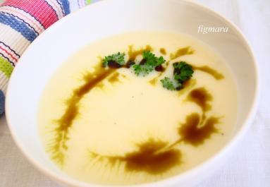Zdjęcie - Zupa pietruszkowo-gruszkowa  z Camembertem - Przepisy kulinarne ze zdjęciami