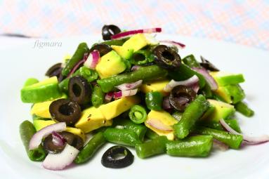 Zdjęcie - Sałatka z fasolki szparagowej, awokado i oliwek - Przepisy kulinarne ze zdjęciami