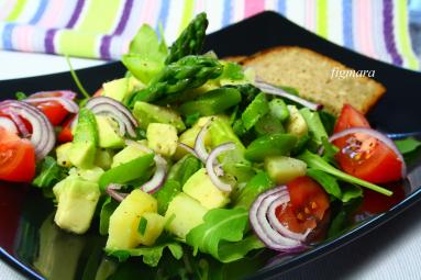 Zdjęcie - Sałatka z awokado, ziemniaków, szparagów i rukoli - Przepisy kulinarne ze zdjęciami
