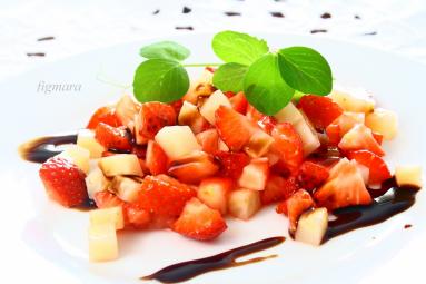 Zdjęcie - Sałatka z truskawek i selera korzeniowego - Przepisy kulinarne ze zdjęciami