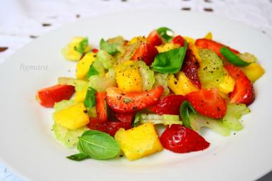 Zdjęcie - Sałatka z mango, truskawek i selera naciowego - Przepisy kulinarne ze zdjęciami