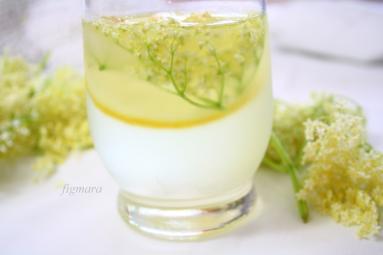 Zdjęcie - Lemoniada z kwiatami czarnego bzu - Przepisy kulinarne ze zdjęciami