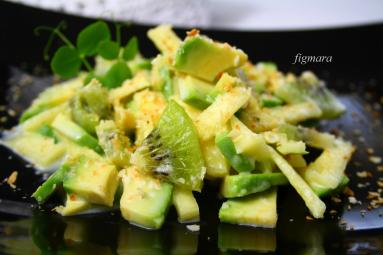 Zdjęcie - Sałatka z awokado, ananasa i kiwi - Przepisy kulinarne ze zdjęciami