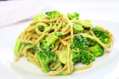 Zdjęcie - Spaghetti z musem  z awokado i brokułami - Przepisy kulinarne ze zdjęciami