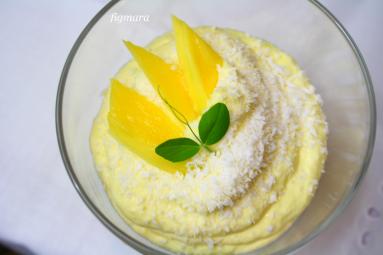 Zdjęcie - Krem z mascarpone i  mango z wiórkami kokosowymi - Przepisy kulinarne ze zdjęciami