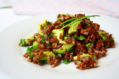 Zdjęcie - Sałatka z czerwonego ryżu i awokado - Przepisy kulinarne ze zdjęciami