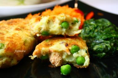 Zdjęcie - Frykadelki z ziemniaków, łososia i zielonego groszku - Przepisy kulinarne ze zdjęciami
