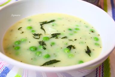 Zdjęcie - Zupa z pora, ziemniaków i zielonego groszku - Przepisy kulinarne ze zdjęciami