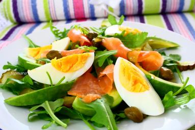 Zdjęcie - Sałatka z rukoli, awokado, jajka i wędzonego łososia - Przepisy kulinarne ze zdjęciami