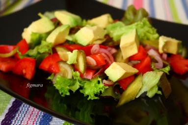 Zdjęcie - Sałata z awokado, pomidorem i ogórkiem kiszonym - Przepisy kulinarne ze zdjęciami