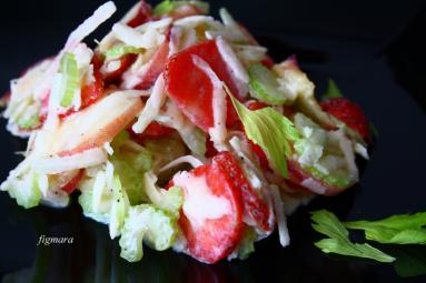 Zdjęcie - Sałatka z selera naciowego, jabłka, truskawek i brzoskwini - Przepisy kulinarne ze zdjęciami