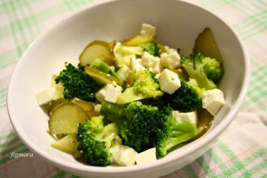 Zdjęcie - Sałatka z brokułów, ogórka kiszonego i sera feta - Przepisy kulinarne ze zdjęciami