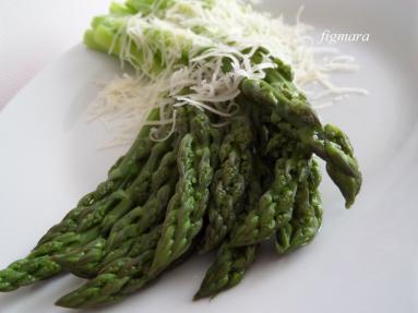 Zdjęcie - Zielone szparagi z serem grana padano - Przepisy kulinarne ze zdjęciami