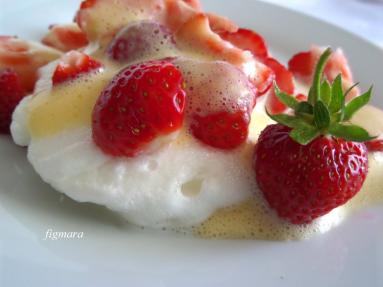 Zdjęcie - Beza gotowana na mleku z truskawkami - Przepisy kulinarne ze zdjęciami