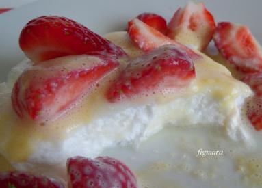 Zdjęcie - Beza gotowana na mleku z truskawkami - Przepisy kulinarne ze zdjęciami