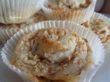 Zdjęcie - Drożdżowe ślimaczki z orzechami i serem pleśniowym - Przepisy kulinarne ze zdjęciami
