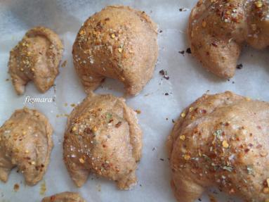 Zdjęcie - Pieczone pierożki  z mąki orkiszowej z brokułem  i fetą - Przepisy kulinarne ze zdjęciami